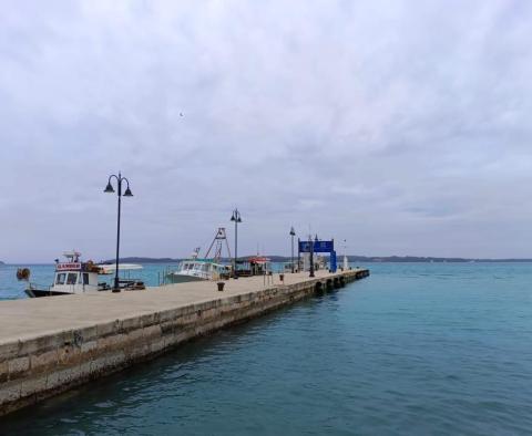 Einzigartiges Stadtgrundstück zum Verkauf in Fažana, 50 m vom Strand entfernt - foto 9