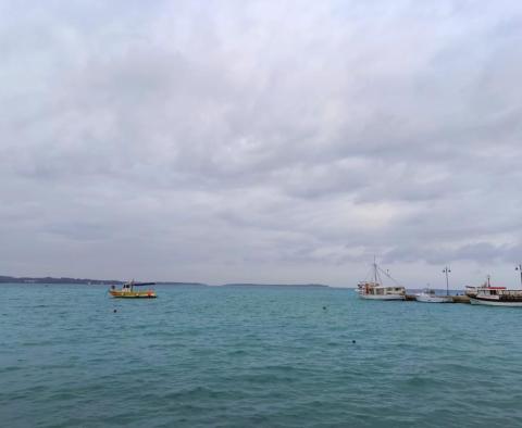 Einzigartiges Stadtgrundstück zum Verkauf in Fažana, 50 m vom Strand entfernt - foto 16