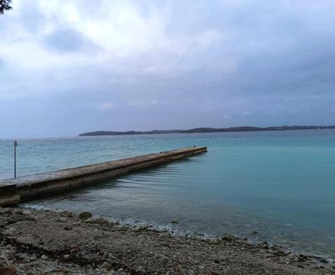 Einzigartiges Stadtgrundstück zum Verkauf in Fažana, 50 m vom Strand entfernt - foto 23