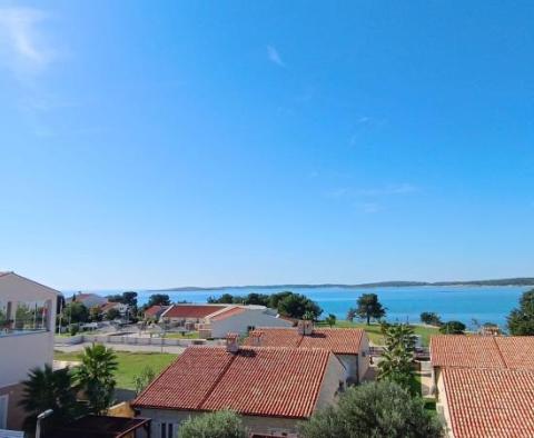 Bel appartement avec terrasse et vue dans un immeuble neuf à 100 mètres de la mer à Medulin - pic 10