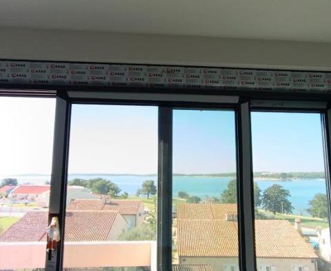 Bel appartement avec terrasse et vue dans un immeuble neuf à 100 mètres de la mer à Medulin - pic 16