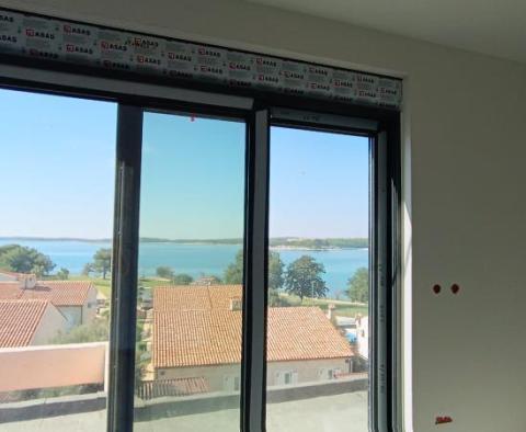 Bel appartement avec terrasse et vue dans un immeuble neuf à 100 mètres de la mer à Medulin - pic 17