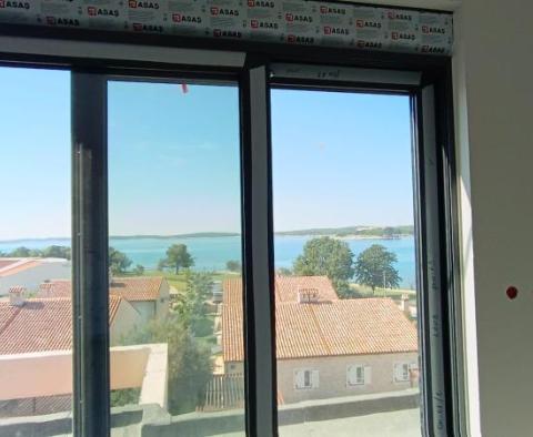 Bel appartement avec terrasse et vue dans un immeuble neuf à 100 mètres de la mer à Medulin - pic 18