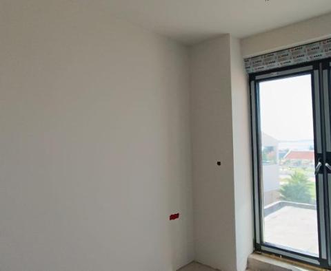 Bel appartement avec terrasse et vue dans un immeuble neuf à 100 mètres de la mer à Medulin - pic 22