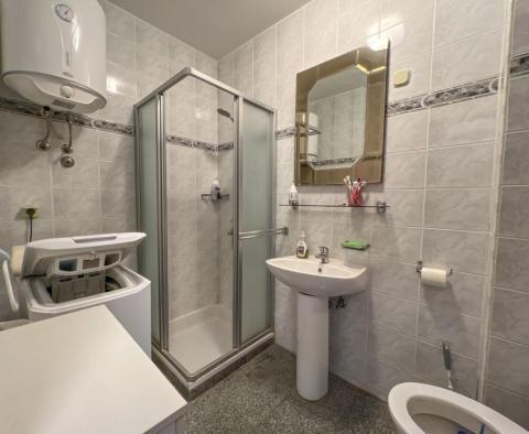 Prostorný apartmán v přízemí s terasou pouhých 100 metrů od pláže v Ičići - pic 15