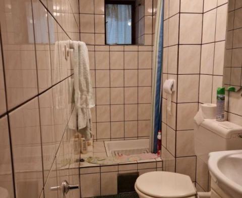 Levný dům se třemi apartmány a výhledem na moře v Povile, 200 metrů od moře - pic 6