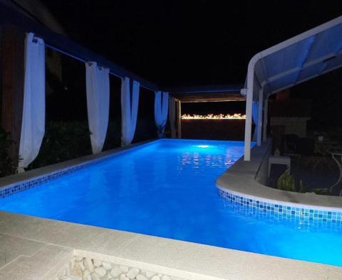 Appartement avec piscine à Ciovo près de Trogir à vendre, à 20 mètres de la plage - pic 32