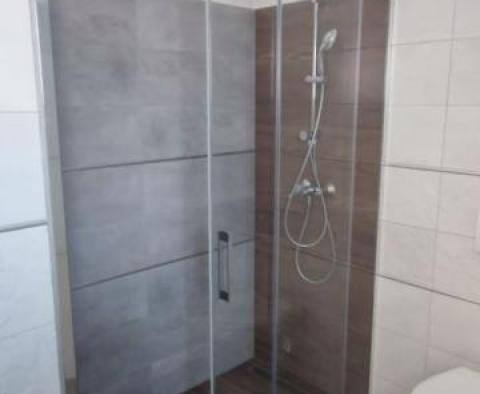 Apartament ze wspólnym basenem i widokiem na morze w spokojnej Klenovicy, 60 metrów od morza - pic 14