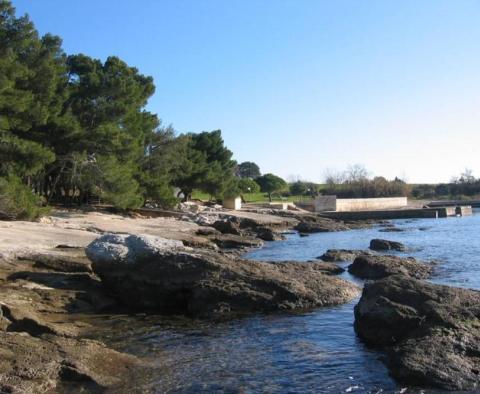 Terrain urbanisé unique dans la région d'Umag à 60 mètres de la mer - pic 3