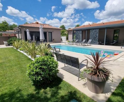 Une impressionnante villa neuve avec piscine dans un excellent emplacement dans la région de Labin - pic 9