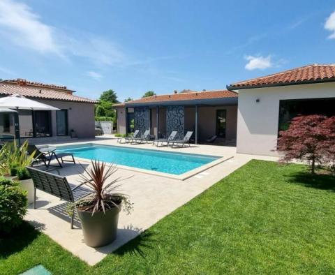 Une impressionnante villa neuve avec piscine dans un excellent emplacement dans la région de Labin - pic 57