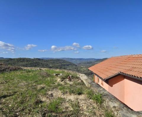 Fantastická nemovitost v Buzetu se 4 obytnými budovami a jednou obchodně-obytnou budovou, otevřený výhled na přírodu a jezero - pic 22