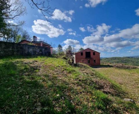 Fantastická nemovitost v Buzetu se 4 obytnými budovami a jednou obchodně-obytnou budovou, otevřený výhled na přírodu a jezero - pic 29