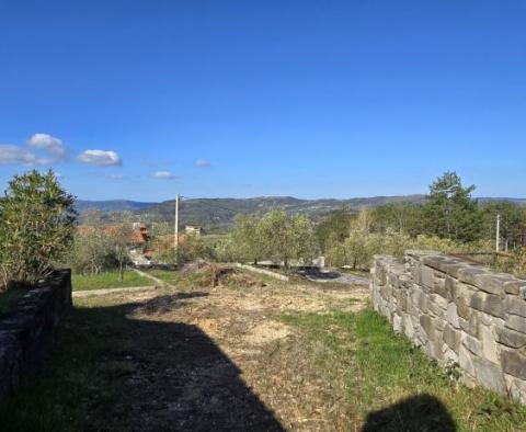 Fantastická nemovitost v Buzetu se 4 obytnými budovami a jednou obchodně-obytnou budovou, otevřený výhled na přírodu a jezero - pic 70