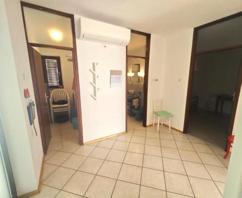 Wyjątkowy apartament z 2 sypialniami i widokiem na morze w Novi Vinodolski - pic 2