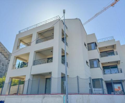 Apartment with a garden in a new building in the center of Opatija with a garage, sea view - pic 10