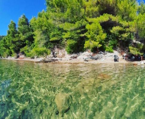 Terrain agricole unique à Peljesac, plus de 21 hectares, 1ère rangée de la mer 