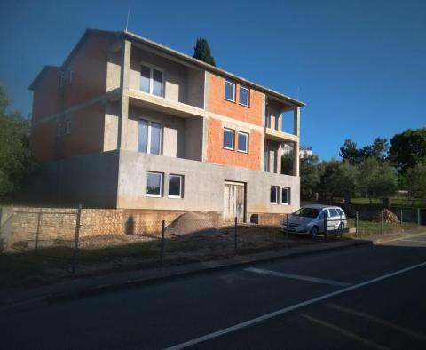 Appart-maison de 5 appartements à Malinska, à 500m de la mer 