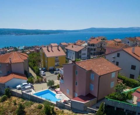 Belle villa avec 3 appartements et une piscine à Crikvenica 