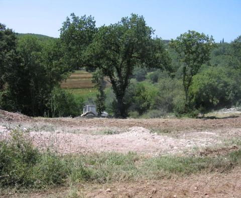 Urban land in Rovinj, 3 km from the sea 