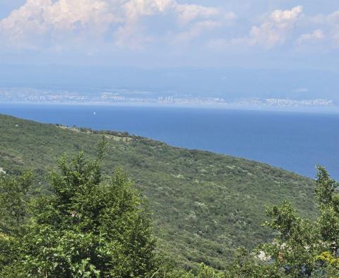 Terrain constructible avec une belle vue sur la mer, idéal pour construire deux villas dans le quartier de Rabac 