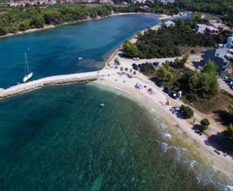 Turistická nemovitost se 4 apartmány pouhých 70 m od moře v oblasti Zaton, Zadar 