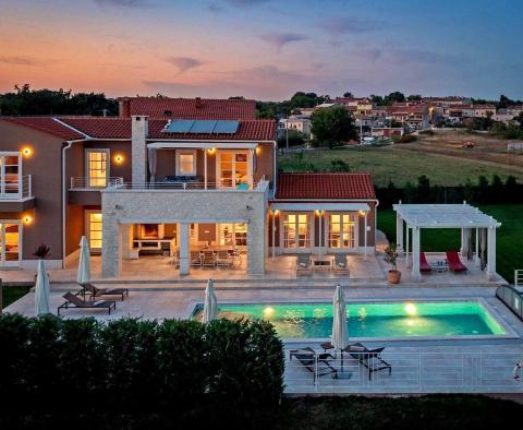 Bright Mediterranean villa surrounded by greenery in Svetvincenat 