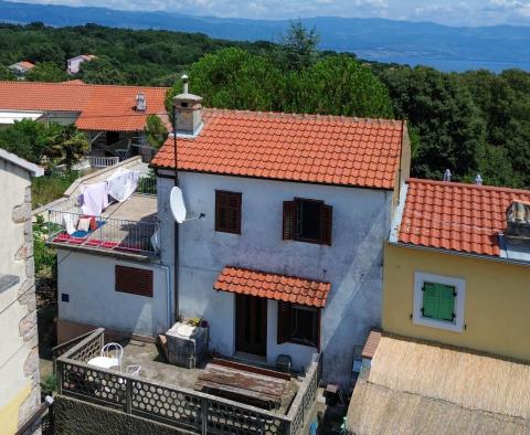 Maison à Risika, Vrbnik à 1 km de la mer 