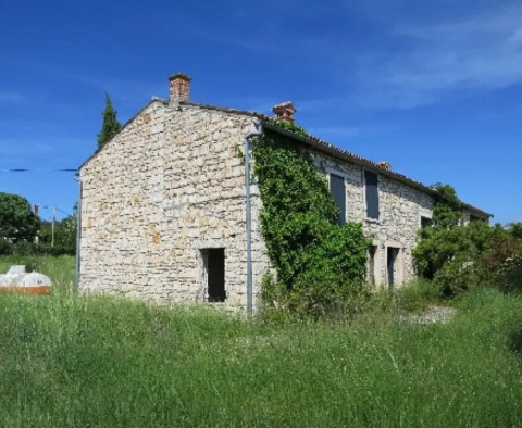 Pozemkový komplex 138 800 m2. v oblasti Rovinj s působivou antikou, 5 km od moře 