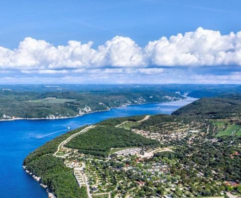 Großzügiges Grundstück mit Potenzial in der Gegend von Rovinj, 100 m vom Limfjord entfernt! 