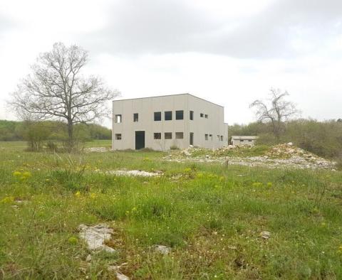 Grundstück und Lagerhalle in Barban 