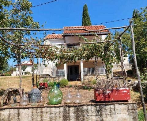 Deux maisons à Oprtalj, à vendre 