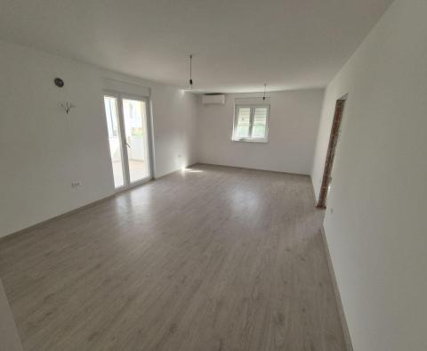 Appartement de deux chambres à Medulin avec parking, vue sur la mer, à vendre 