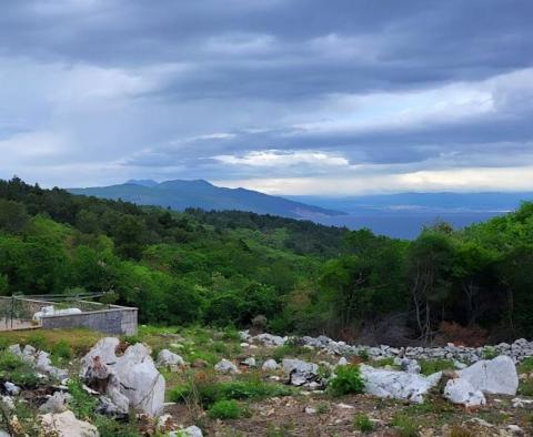 Terrain urbain à Rabac, Labin, à 800 m de la mer, à vendre 