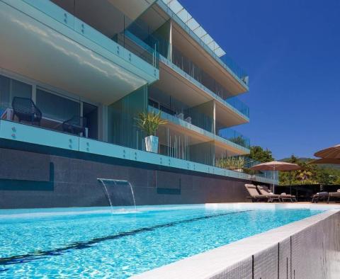 Luxuriöse Wohnung in einem Neubau mit Pool, Aussicht, 150 m vom Meer entfernt in Opatija, zu verkaufen 