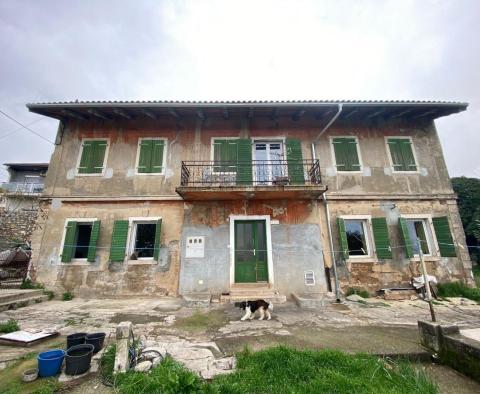 Ancienne villa italienne indépendante de 1912 avec vue sur la mer et jardin de 2 383 m2 à Rijeka, à vendre 