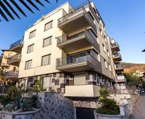 Wohnung in einem Neubau in Opatija mit Terrasse und Garage, 200 Meter vom Meer entfernt, zu verkaufen! 