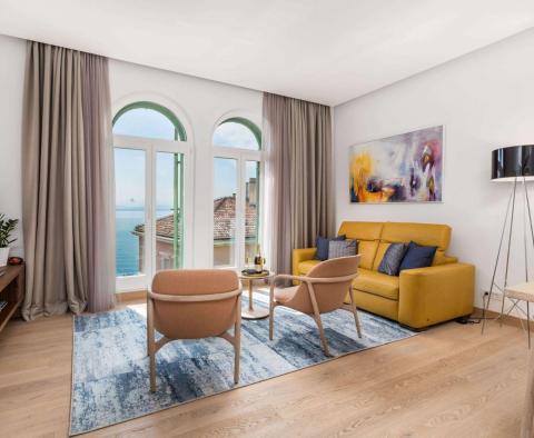 Ganze Etage einer historischen Villa im Zentrum von Opatija mit wunderschönem Meerblick, 80 m vom Meer entfernt, zu verkaufen 