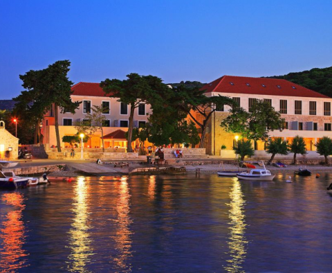 Hôtel de type boutique au bord de l'eau sur l'île de Brac - opportunité rare ! 