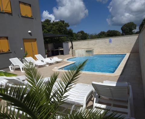 Grande villa de vacances avec piscine à Valbandon, à vendre 