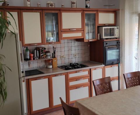 Dwupiętrowy apartament w Rovinj z dwoma garażami, na sprzedaż 