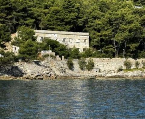 Immeuble spacieux en 1ère ligne de mer, île de Solta, à vendre 