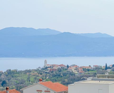 Terrain à bâtir de 1100m2 dans la région de Brsec avec vue directe sur la mer, à vendre 