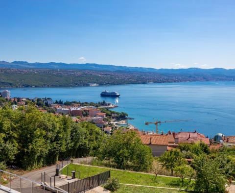 Terrain à Opatija avec permis de construire avec vue sur la mer, à vendre 