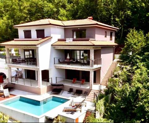 Villa mitoyenne avec piscine, parking et jardin dans un quartier calme de Veprinac, à vendre 