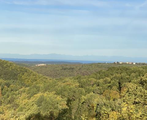 Terrain à bâtir à Grožnjan, avec vue sur la mer et projet de villa, à vendre 