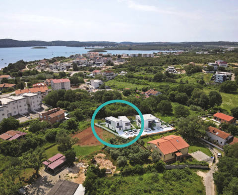 New house of modern architecture with two residential units at Rohbau stage in Medulin, for sale 