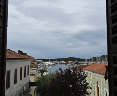  Bâtiment ancien unique dans le centre de Vrsar avec espace de bureau en bord de mer, à vendre ! 