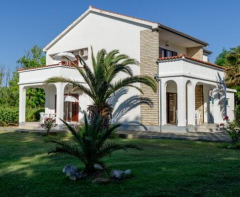 Maison d'hôtes avec 4 appartements sur la Riviera de Zadar, à 80 mètres de la mer, à vendre 