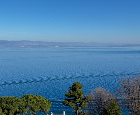 Pozemek pro výstavbu 5 vil jen 300 m od známé pláže v Moscenicka Draga, panoramatický výhled na moře, prodej 